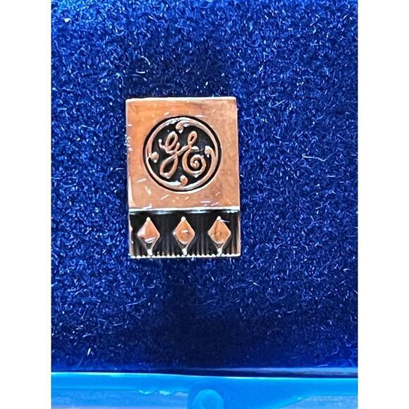 Vintage GE general electric gold tone pin/tie tac. - Picture 2 of 3